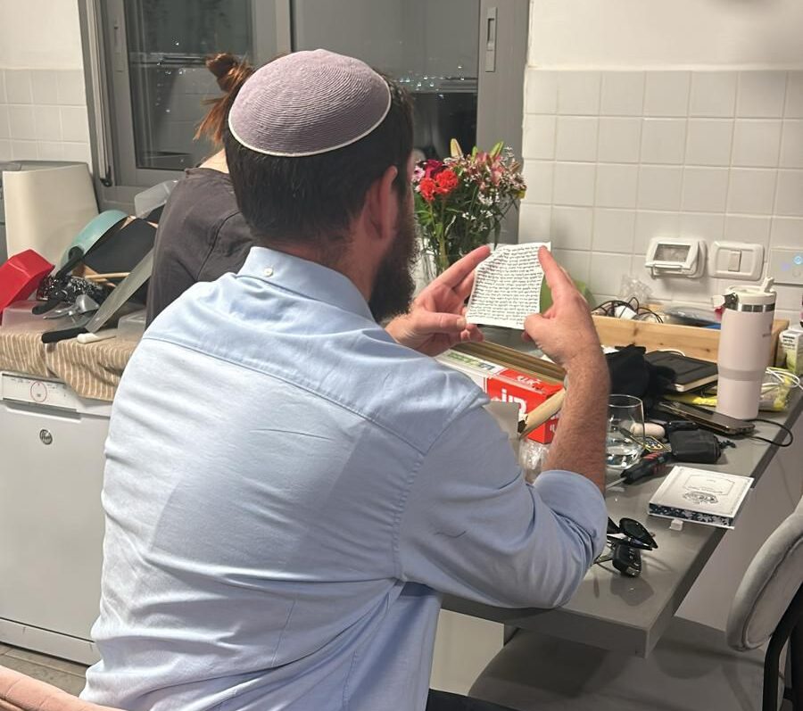 בודק מזוזות בבית של חייל לא דתי לבקשתו