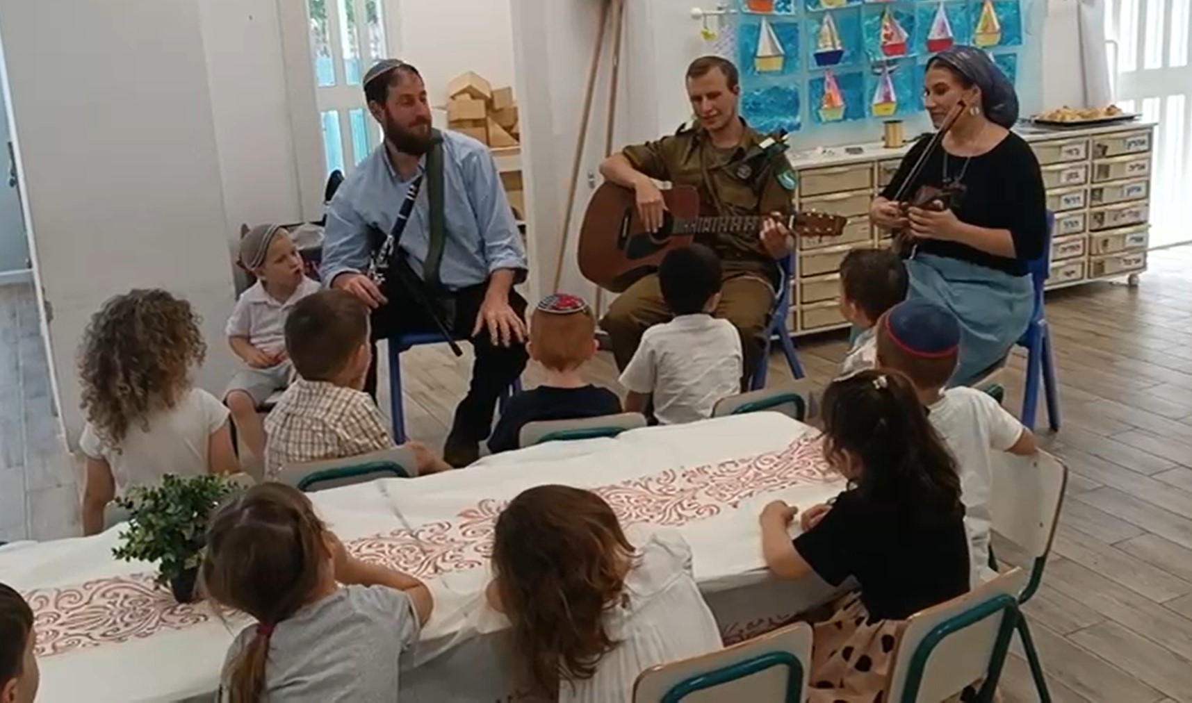 הרב אבי ורחל מלמדים ילדים על כלי נגינה