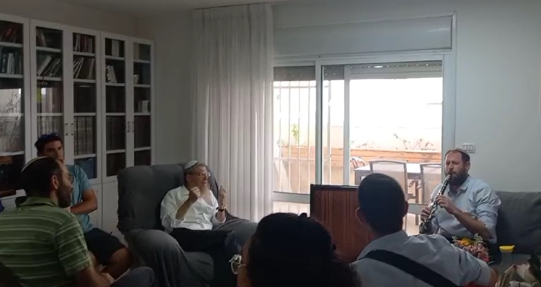 ניגון אצל הרב שמואל שטרית