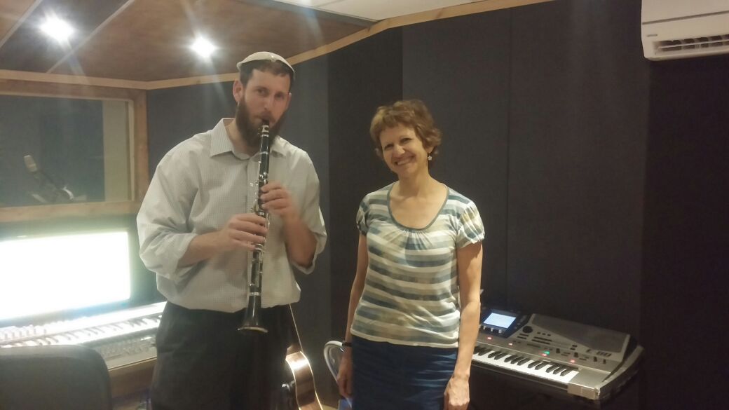 אבי מנגן מוזיקה של מרגלית יעקב