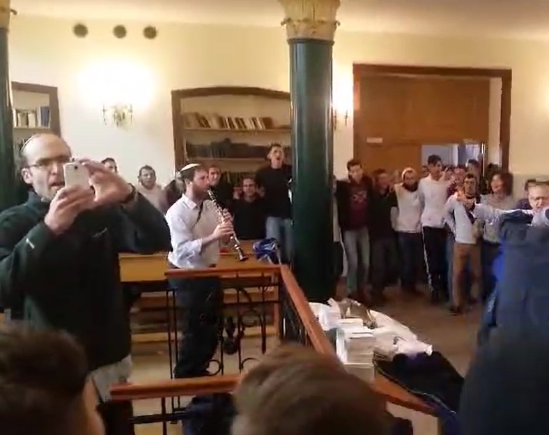 אבי עם תלמידי הימלפרב בפולין