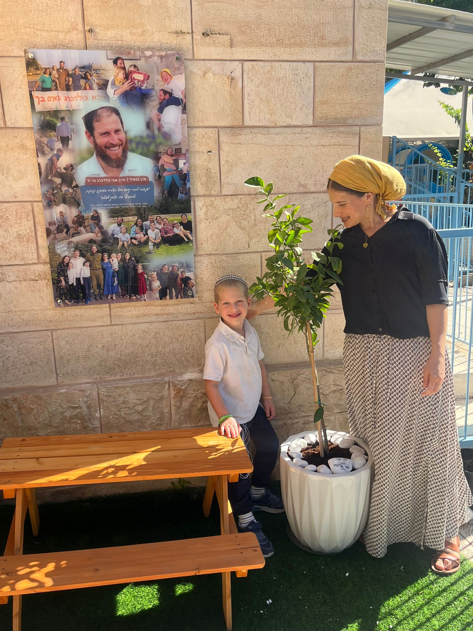 נטיעת עץ ליד הגן של נווה